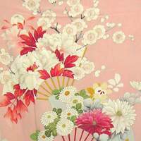 Розовое хомонги
с цветами и веерами