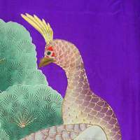 Лиловое кимоно ушикаке
с павлинами на сосне